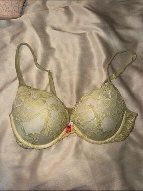 Lace Push-Up Bra in Light yellow